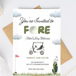 Può includere: Un biglietto d'invito per la festa del papà con il testo You're Invited to FORE Father's Day Celebration, una pallina da golf, un golf cart, una bandierina rossa su un'asta e una sacca da golf verde con mazze su sfondo bianco e nuvole blu.