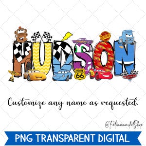 Può includere: Un design digitale colorato con il nome "HUDSON" in uno stile giocoso e a cartoni animati. Le lettere sono decorate con immagini di auto ed elementi di corsa. È incluso anche il testo "Customize any name as requested".