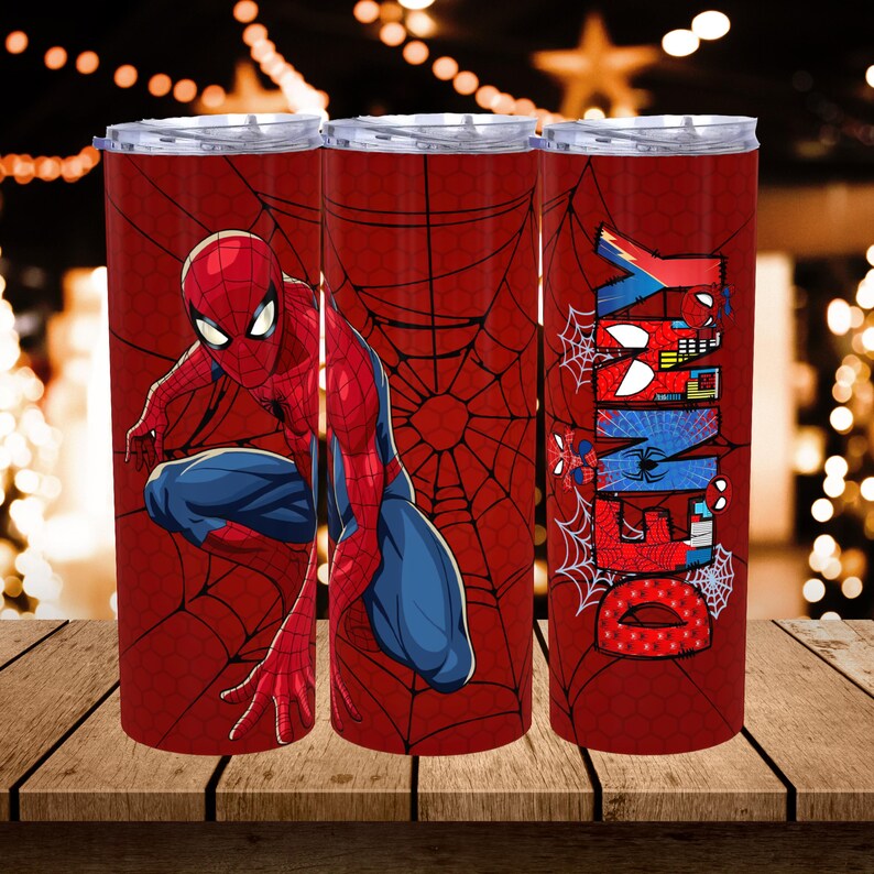 Pu&ograve; includere: Bicchiere termico rosso con Spider-Man in posa dinamica su sfondo a ragnatela. Il bicchiere mostra anche la parola "SPIDERMAN" in un carattere colorato e stilizzato. Il design &egrave; stampato su sfondo rosso.
