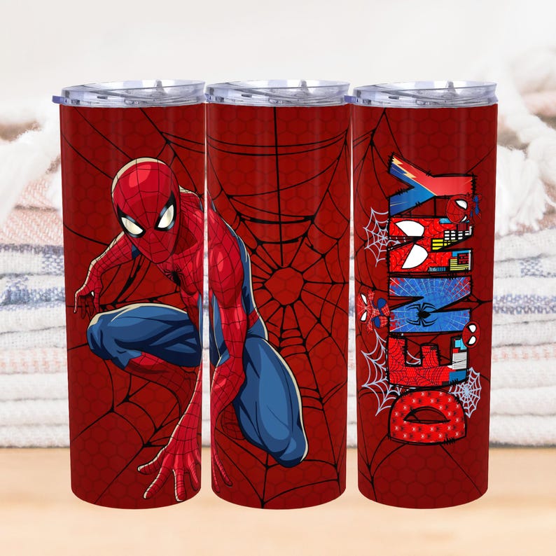 Pu&ograve; includere: Bicchiere a tema Spider-Man rosso e blu. Il bicchiere presenta un'illustrazione dettagliata di Spider-Man in azione, su uno sfondo di ragnatela rossa. La parola "Spider-Man" &egrave; anche visualizzata in un carattere colorato e stilizzato.