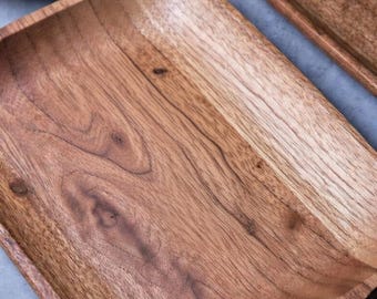 手作りのクルミ材スナック皿 - ナッツ用の素朴な木製サービングトレイ、ナチュラルなキッチン装飾