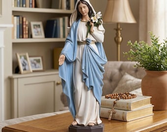 Estatua de la Santísima Virgen María de 25 cm (10 pulgadas), figura de la Virgen María pintada a mano, Santa María sosteniendo lirios, regalo de decoración católica para el hogar.