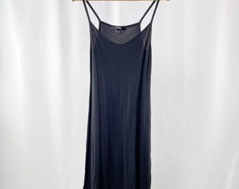 Robe d'été côtelée à col en V Body by Victoria en noir taille moyenne