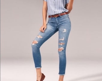 Abercrombie & Fitch Harper - Jean taille basse à la cheville et ourlet brut en Bleu effet vieilli 26 2