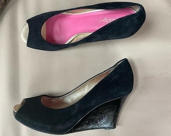 Chaussures à talons compensées Lilly Pulitzer en daim peep toes en noir taille 8,5
