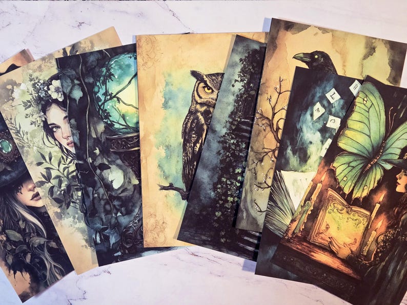K&ouml;nnte beinhalten: Eine Sammlung von Kunstdrucken mit mystischen und Fantasy-Themen. Die Drucke zeigen Illustrationen einer Eule, eines Raben, einer Frau und eines Schmetterlings. Die Farbpalette umfasst Gr&uuml;n-, Braun- und Blaut&ouml;ne mit einer Vintage-&Auml;sthetik.