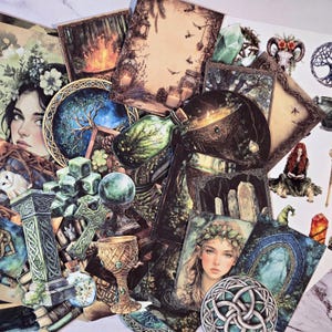 K&ouml;nnte beinhalten: Eine Sammlung von Aufklebern und Karten zum Thema Fantasy. Die Bilder zeigen Illustrationen von Frauen, Kristallen, Kelchen, B&auml;umen und Waldszenen. Die Farbpalette umfasst Gr&uuml;n-, Blau-, Braun- und Goldakzente. Die Aufkleber und Karten sind auf einer wei&szlig;en Oberfl&auml;che angeordnet.