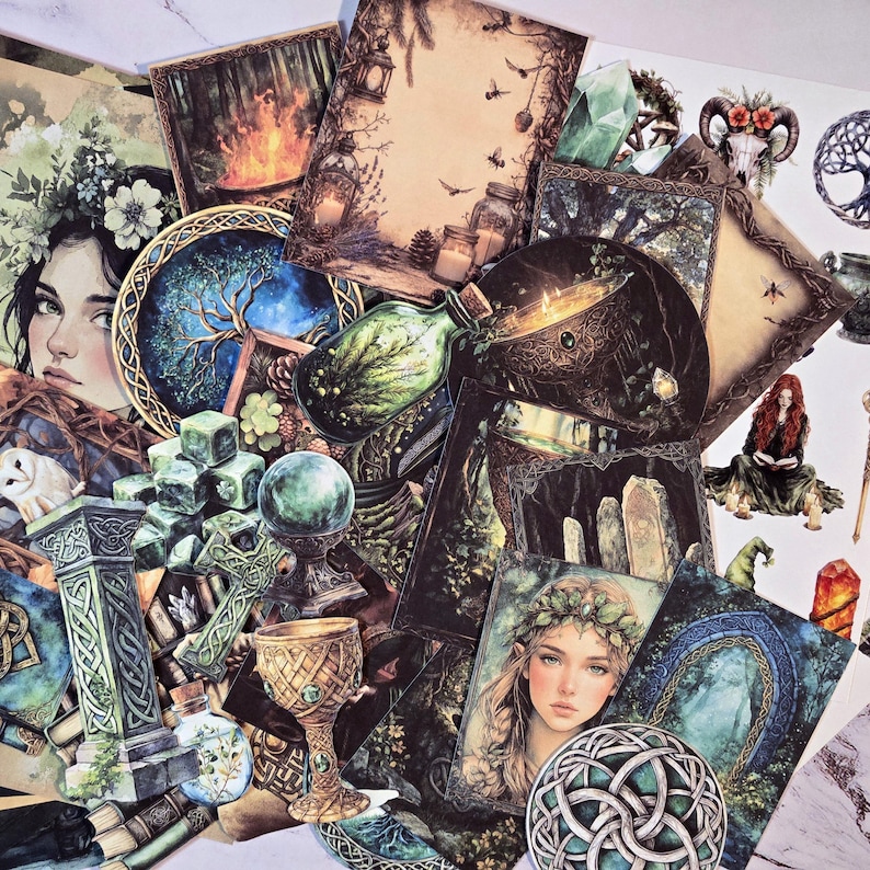K&ouml;nnte beinhalten: Eine Sammlung von Aufklebern und Karten zum Thema Fantasy. Die Bilder zeigen Illustrationen von Frauen, Kristallen, Kelchen, B&auml;umen und Waldszenen. Die Farbpalette umfasst Gr&uuml;n-, Blau-, Braun- und Goldakzente. Die Aufkleber und Karten sind auf einer wei&szlig;en Oberfl&auml;che angeordnet.