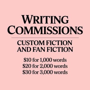 Op de afbeelding: Een roze achtergrond met zwarte tekst: "WRITING COMMISSIONS". Daaronder staat "CUSTOM FICTION AND FAN FICTION". Prijzen: $10 voor 1.000 woorden, $20 voor 2.000 woorden en $30 voor 3.000 woorden.