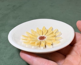 Gerber Daisy Dish (Soft Yellow). Porcelain design preserves this lovely flower in a wedding favor, bridesmaid gift, or quinceanera.