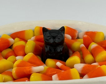 Pequeño gato negro de Halloween. Más grande que las pastillas de caramelo. Más pequeño que un plato. Hecho con molde de los años 60.