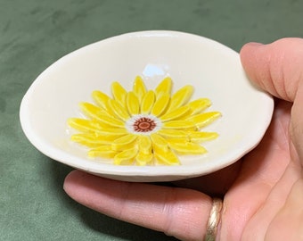 Gerber Daisy Dish (Yellow). Porcelain design preserves this lovely flower in a wedding favor, bridesmaid gift, or quinceanera color scheme.