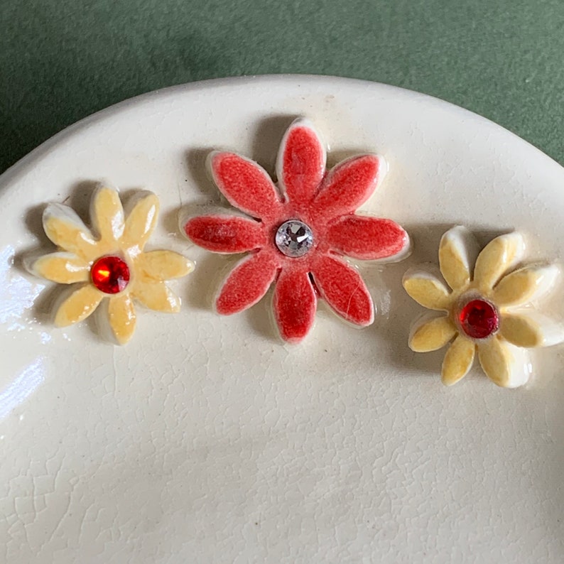 Marguerites rouges et jaunes avec de beaux cristaux sur le plat ovale blanc. Utiliser pour tenir les anneaux, éponge de cuisine, clés et plus encore. Poterie faite à la main. image 1
