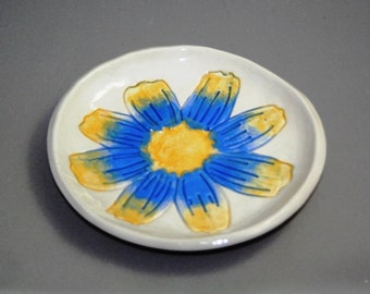 Plato de anillo de flores azules y amarillas pintado a mano para resaltar los detalles y perfecto para joyas, jabón, posavasos o un aperitivo.