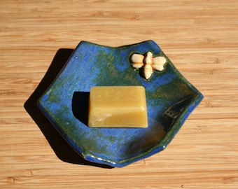 Plato hexagonal azul con la pieza de la década de 1950. Uso para vela, anillo, resto de cuchara, sushi.