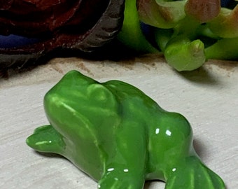 Small Frog (Christmas Green). Retro Ceramic. Fits nicely in a planter, terrarium, nook or beta tank. Too cute. Made from 1960's mold.