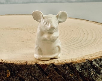 Little White begging Mouse for your house. Fits nicely in a planter, terrarium, or nook. Too cute.