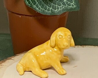 Yellow Labrador Puppy - Molde cerámico retro de la década de 1960.