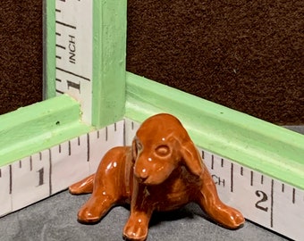 Chocolate Labrador Puppy - Molde cerámico retro de la década de 1960.