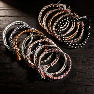 Boho handgjort flätat armband, minimalistiskt flerfärgat vävt reparmband, eleganta avslappnade stapelbara smycken, varm sentimental mors dag-present