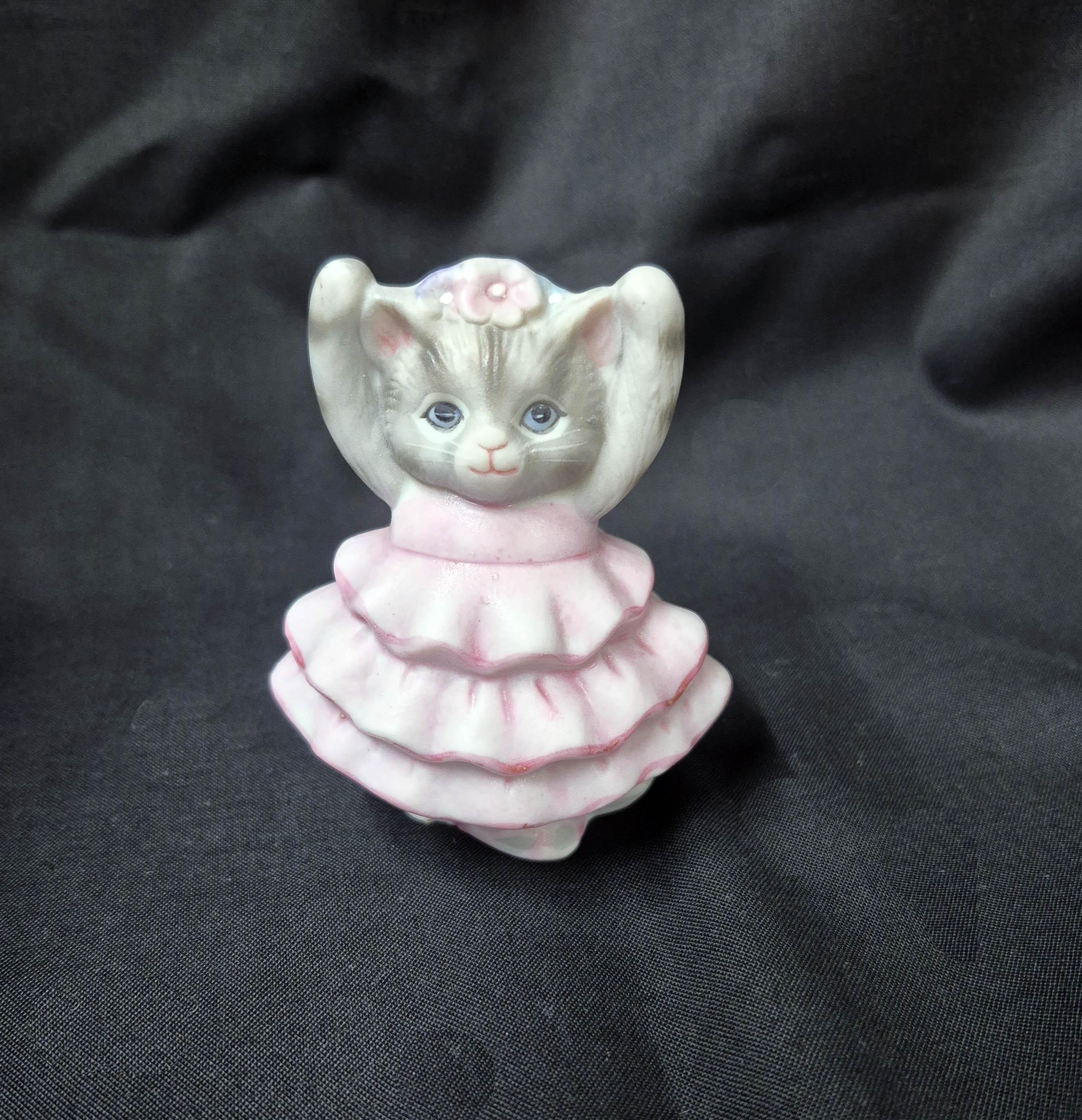 Kitty Cucumber キティキューカンバー　陶器製　猫の置物 Kitty Cucumber - Etsy