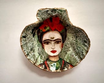 Frida Kahlo Inspired Handmade Shell Trinket Dish, Shell Art, Jewlery Ring Dish Catchall, Coastal Boho Decor, Colorful dish, Unique Gift, Art