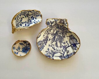 Blue & White Toile Decoupage Shell Trinket Dish, Gold Leaf Edge, Chinoiserie Ring Dish, Jewelry Catchall, Coastal Decor Gift, Bird / Flower