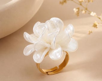 Mother of Pearl Flower Ring, Adjustable Gold Statement Ring, Floral Resin Ring, Elegant Minimalist Jewelry, Gift for Her
