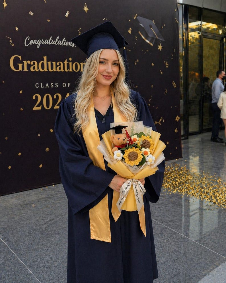 Może przedstawiać: Absolwentka w granatowej czapce i todze ze złotą szarfą, trzymająca bukiet słonecznik&oacute;w i misia. Tło przedstawia baner z napisem "Congratulations Graduation CLASS OF 2024."