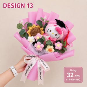 Może przedstawiać: R&oacute;żowy bukiet z pluszakiem Hello Kitty w czapce absolwenta, otoczony szydełkowymi kwiatami i zielenią. Bukiet jest owinięty w r&oacute;żowy papier i zawiązany wstążką z napisem "Just for you". Bukiet ma 32 cm.