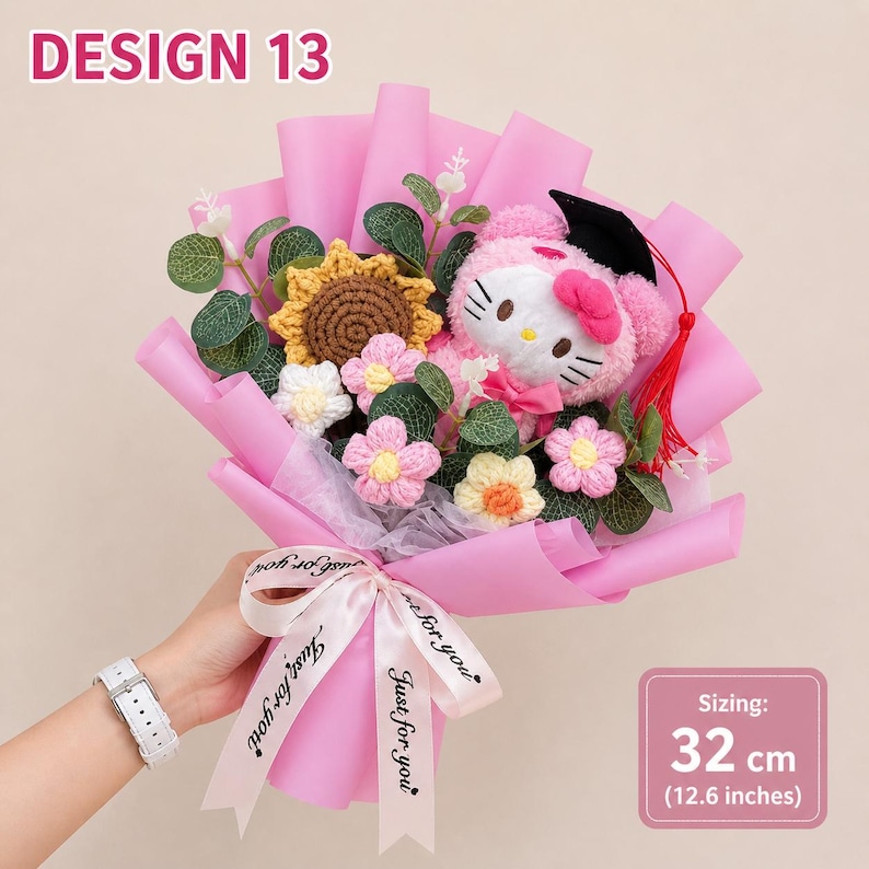 Może przedstawiać: R&oacute;żowy bukiet z pluszakiem Hello Kitty w czapce absolwenta, otoczony szydełkowymi kwiatami i zielenią. Bukiet jest owinięty w r&oacute;żowy papier i zawiązany wstążką z napisem "Just for you". Bukiet ma 32 cm.
