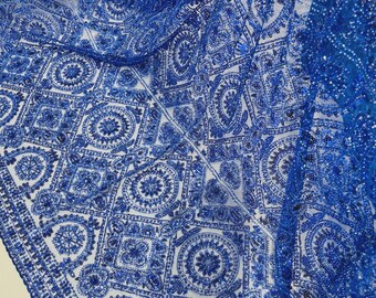 Royalblauer Perlenspitzenstoff: Gesticktes geometrisches Muster