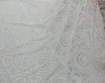 Cremeweißer Perlen-Spitzenstoff: Gesticktes geometrisches Muster