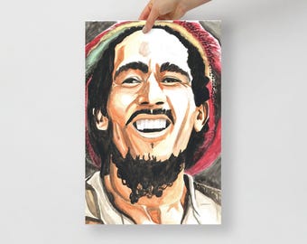 Puede incluir: Retrato en acuarela de un hombre sonriente con barba y rastas, con un sombrero rojo, amarillo y verde. La obra de arte presenta un primer plano del rostro del hombre, mostrando su boca abierta y sus dientes. El fondo es gris oscuro.