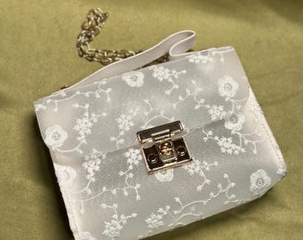 Bolso de hombro floral bordado con correa de cadena dorada – Bolso bordado a máquina