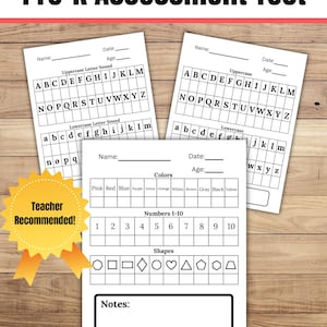 Könnte beinhalten: Drei weiße Papierbögen mit der Überschrift Pre-K Assessment Test mit Feldern für Name, Datum und Alter. Die Formulare enthalten Abschnitte für Groß- und Kleinbuchstaben, Farben, Zahlen 1-10, Formen und ein Notizfeld. Ein gelbes Sternabzeichen sagt Teacher Recommended.