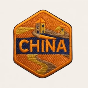 Può includere: Toppa ricamata raffigurante la Grande Muraglia cinese nei toni dell'arancione, marrone e giallo. La parola "CHINA" è ricamata in arancione su uno stendardo blu navy. La toppa ha forma esagonale.