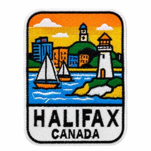 Könnte beinhalten: Ein rechteckiger bestickter Aufnäher mit einer farbenfrohen Küstenszene von Halifax, Kanada. Das Design zeigt einen weißen Leuchtturm, Segelboote auf blauem Wasser und Stadtgebäude unter einem orangefarbenen Himmel. Der Text HALIFAX CANADA ist schwarz gestickt.