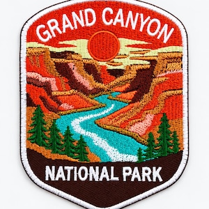 Peut inclure: Un écusson brodé représentant un paysage du Grand Canyon avec un soleil orange vif, des formations rocheuses rouges, une rivière turquoise sinueuse et des pins verts. Le texte GRAND CANYON est en haut et NATIONAL PARK est en bas.