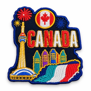Op de afbeelding: Een geborduurde patch met een donkerblauwe achtergrond en het woord CANADA in rode en witte letters. Het ontwerp bevat de CN Tower, een cirkelvormige Canadese vlag, kleurrijk vuurwerk, stadskrabbers en een waterval in turquoise en rood.
