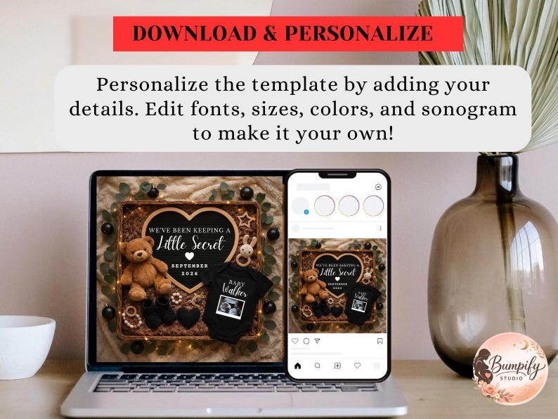 Pu&ograve; includere: Un laptop e uno smartphone mostrano un modello di annuncio di gravidanza. Il modello presenta una cornice a forma di cuore con un orsacchiotto, scarpine e la scritta "We've Been Keeping a Little Secret". Il testo "Scarica e personalizza" &egrave; in alto.