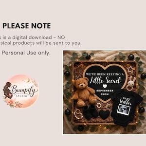 Pu&ograve; includere: Annuncio di gravidanza con un cartello a forma di cuore che recita "We've Been Keeping a Little Secret" con il mese di settembre 2026. L'annuncio include un orsacchiotto, scarpine e un body con la scritta "Baby Walker".