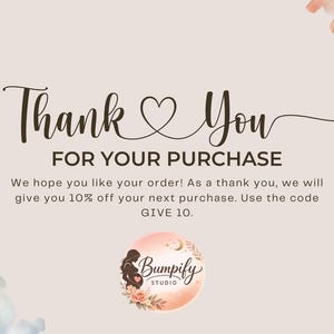 Pu&ograve; includere: Biglietto di ringraziamento con le parole "Thank You FOR YOUR PURCHASE" in elegante scrittura. Il biglietto include un logo con una silhouette di donna incinta e accenti floreali e un messaggio che offre uno sconto.