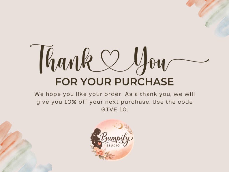 Pu&ograve; includere: Biglietto di ringraziamento con le parole "Thank You FOR YOUR PURCHASE" in elegante scrittura. Il biglietto include un logo con una silhouette di donna incinta e accenti floreali e un messaggio che offre uno sconto.