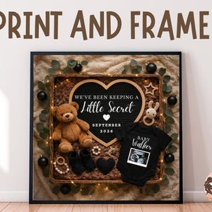 Pu&ograve; includere: Annuncio incorniciato con la scritta "PRINT AND FRAME IT". All'interno, un cartello a forma di cuore recita "WE'VE BEEN KEEPING A Little Secret SEPTEMBER 2026". &Egrave; incluso un body nero con "BABY Walker" e un'immagine ecografica, insieme a un orsacchiotto e accessori per bambini.