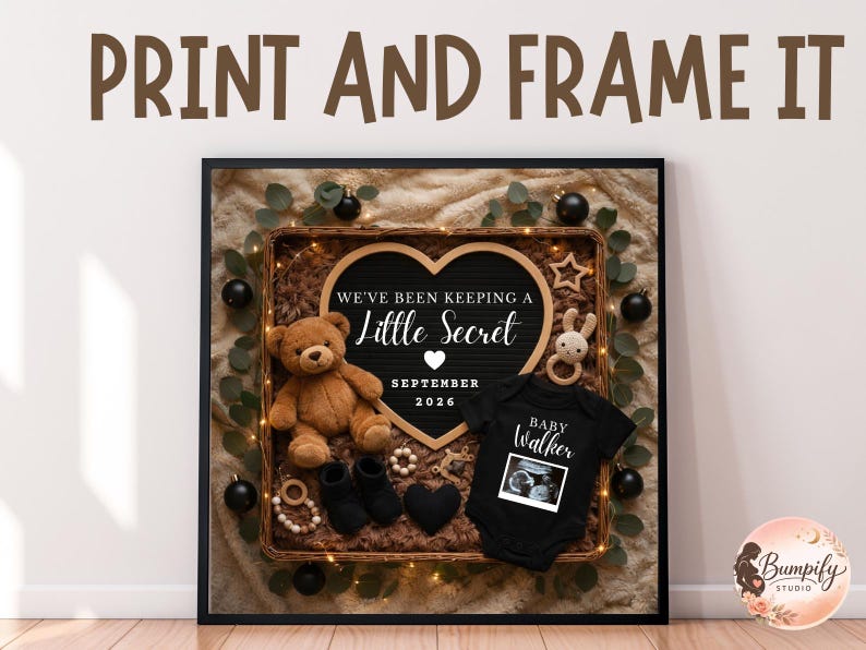 Pu&ograve; includere: Annuncio incorniciato con la scritta "PRINT AND FRAME IT". All'interno, un cartello a forma di cuore recita "WE'VE BEEN KEEPING A Little Secret SEPTEMBER 2026". &Egrave; incluso un body nero con "BABY Walker" e un'immagine ecografica, insieme a un orsacchiotto e accessori per bambini.