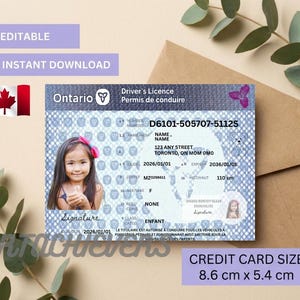 Op de afbeelding: Een nep Ontario rijbewijs met een foto van een jong meisje. De tekst "EDITABLE" en "INSTANT DOWNLOAD" zijn inbegrepen. De kaart meet 8,6 cm x 5,4 cm.