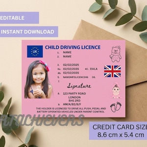 Puede incluir: Una tarjeta de licencia de conducir infantil rosa rectangular que mide 8,6 cm por 5,4 cm. Presenta un icono de bandera británica azul, una foto de un niño, la Union Jack e ilustraciones de un oso, un bebé y huellas de pies.