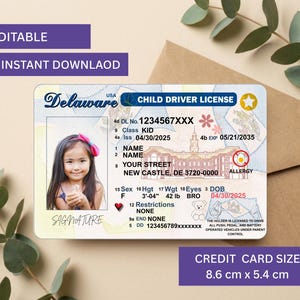 Peut inclure: Une carte de permis de conduire pour enfant du Delaware avec la photo d'une jeune fille portant un nœud rose, des champs de texte pour les informations personnelles, une illustration de bâtiment et une icône d'ours en peluche. 8,6 cm sur 5,4 cm.