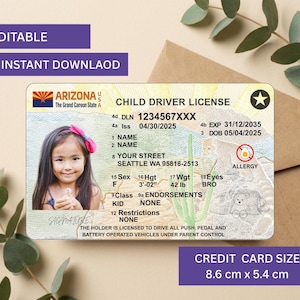 Może przedstawiać: Prostokątna karta z dziecięcym prawem jazdy z flagą Arizony, zdjęciem małego dziecka oraz nadrukowanym tekstem, w tym Child Driver License, 1234567XXX i informacjami o alergiach. Karta ma wymiary 8,6 cm na 5,4 cm.